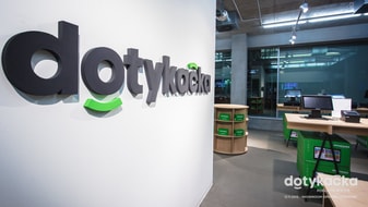 4RH6UA9E7TS520151112-181251-0036-dotykacka-showroom-opening-ceremony145674158773.jpg